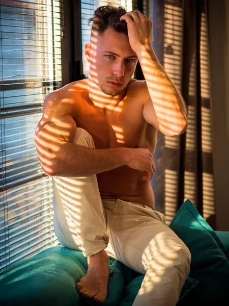 Retrato Homem Sem Camisa Sexy Coberto Com Listras Sombra Janela — Fotografia de Stock