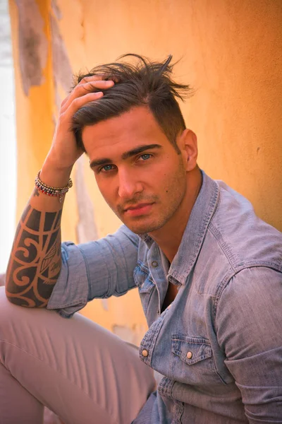 Retrato Homem Bonito Com Tatuagem Nos Braços Sentado Escada Cimento — Fotografia de Stock