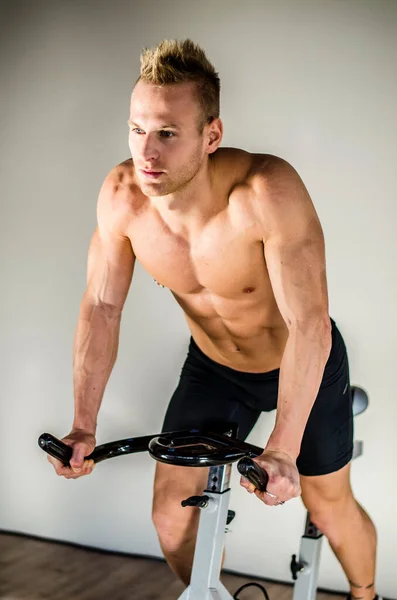 Aantrekkelijke Jonge Man Uitoefenen Sportschool Spinnen Upright Bike — Stockfoto