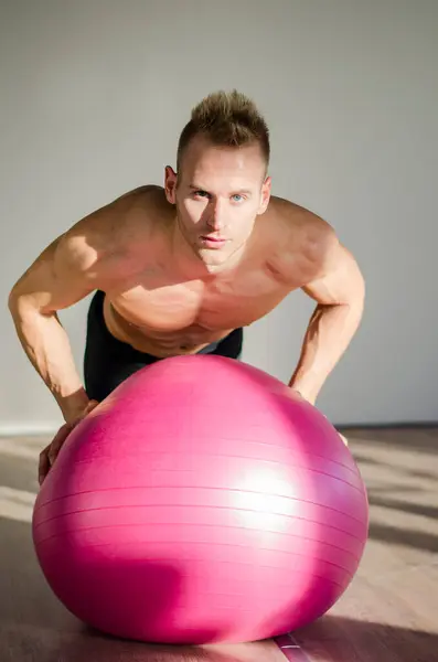 Shirless Gespierde Jongeman Training Het Trainen Van Borstspieren Fitness Bal — Stockfoto