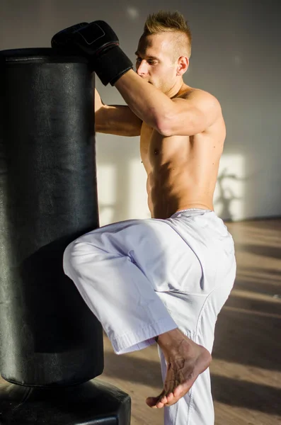 Üstsüz Yakışıklı Kaslı Genç Adam Spor Salonunda Kum Torbasına Tekme — Stok fotoğraf