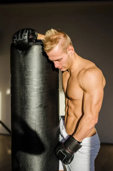 魅力的なシャツレスの若者 ボクシング手袋 見下ろす 運動後に休む — ストック写真