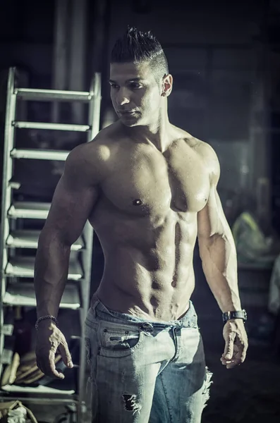肌肉年轻拉丁裔男子 站在牛仔裤在室内 光着膀子看着相机 — 图库照片
