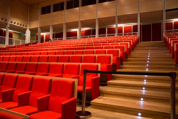 Gran Auditorio Vacío Con Escaleras Medio Suaves Sillas Rojas —  Fotos de Stock