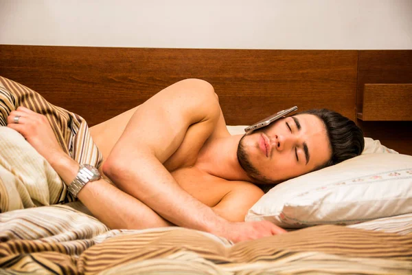 Homem Sonolento Jovem Deitado Sua Cama Olhos Fechados Dormindo Com — Fotografia de Stock
