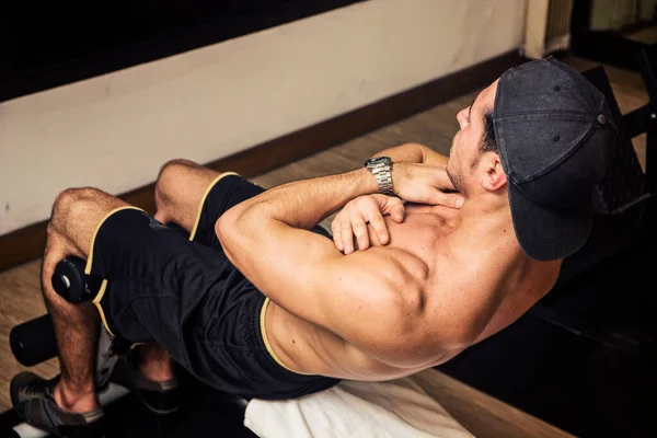 Привлекательный Мускулистый Молодой Человек Рубашки Спортзале Работает Делая Упражнения Пресса — стоковое фото