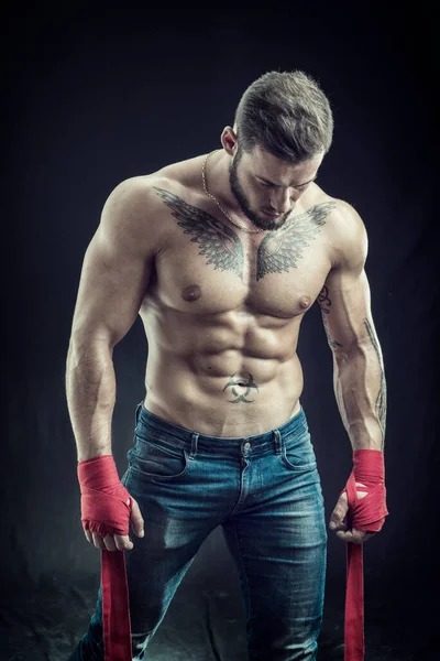 性感英俊 赤身裸体的拳击手 头戴红色手套 朝下看 在演播室里拍着黑色背景的照片 — 图库照片
