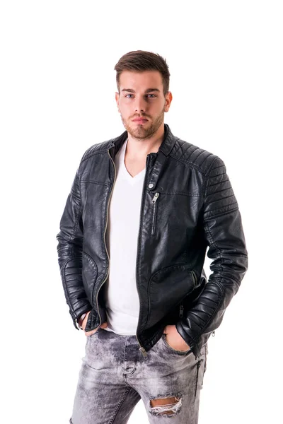 白い背景に分離されたスタジオ撮影の黒い革のジャケットでハンサムな若い男 — ストック写真