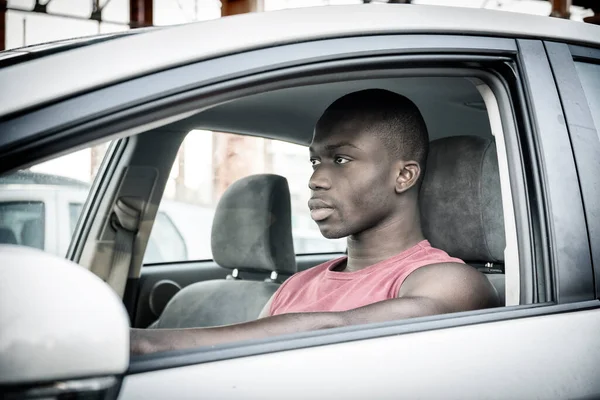 Όμορφος Νεαρός Μαύρος Οδηγεί Ένα Αυτοκίνητο Φορώντας Κόκκινο Πουκάμισο Κοιτάζοντας — Φωτογραφία Αρχείου