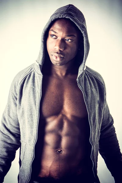 Όμορφος Μυώδης Μαύρος Νεαρός Χωρίς Πουκάμισο Σακάκι Ανοιχτό Στο Γυμνό — Φωτογραφία Αρχείου
