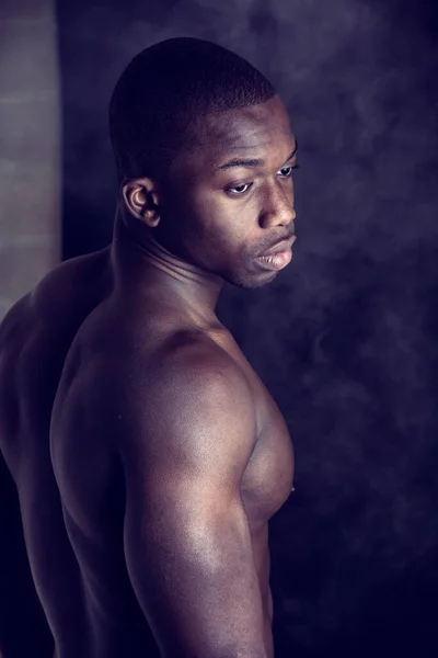 Αφροαμερικανός Bodybuilder Νεαρός Άνδρας Γυμνός Μυώδης Κορμός Σκούρο Φόντο — Φωτογραφία Αρχείου