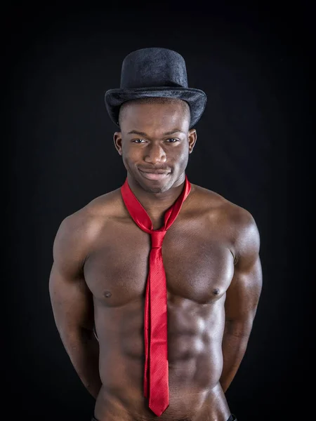 Ελκυστικός Μαύρος Μπρατσαράς Γυμνός Φορώντας Μόνο Παντελόνι Και Κόκκινη Γραβάτα — Φωτογραφία Αρχείου