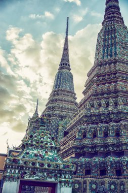 Bulutlu bir günde Tayland, Bangkok 'taki Büyük Saray' ın içindeki geleneksel altın renkli çatı..