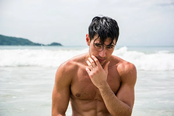 Przystojny Młody Mężczyzna Stojący Plaży Phuket Island Tajlandia Bez Koszulki — Zdjęcie stockowe
