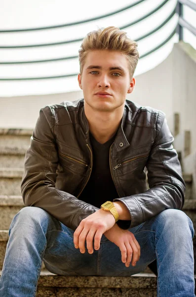 Aantrekkelijke Blonde Jonge Man Zittend Trap Buiten Zoek Camera — Stockfoto