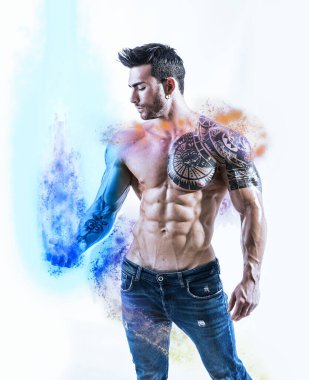 Yakışıklı, dövmeli, gömleksiz adam elinde mavi enerji ışığı illüzyonu tutuyor, beyaz arka planda izole edilmiş.
