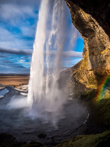 Seljalandsfoss Majestatyczny Potężny Wodospad Islandii Słoneczny Wiosenny Dzień Tęczą — Zdjęcie stockowe