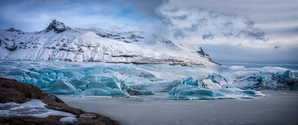 アイスランドの雪山による巨大な氷河の氷の表面 — ストック写真