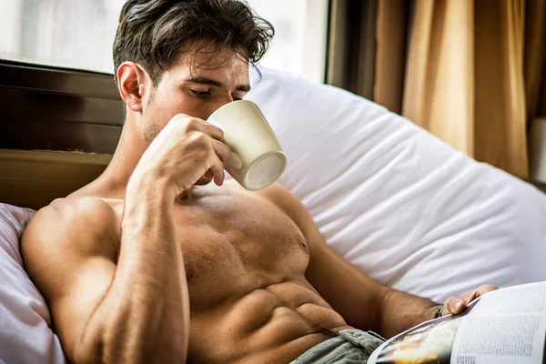 Sexy Schöner Junger Mann Liegt Hemdlos Auf Seinem Bett Neben — Stockfoto