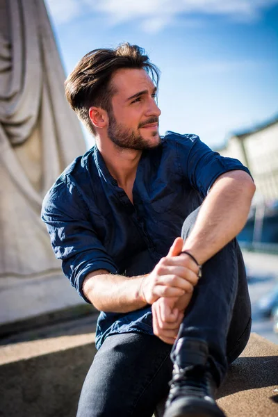 Avrupa Şehri Torino Talya Kentsel Ayarında Bir Yakışıklı Genç Adam — Stok fotoğraf