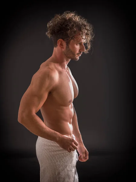 Retrato Joven Guapo Desnudo Con Aspecto Languidecedor Que Cubre Entrepierna —  Fotos de Stock