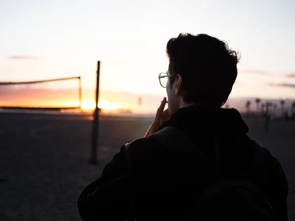 Kaliforniya Günbatımında Plajda Yakışıklı Bir Genç Adam Başka Yere Bakıyor — Stok fotoğraf