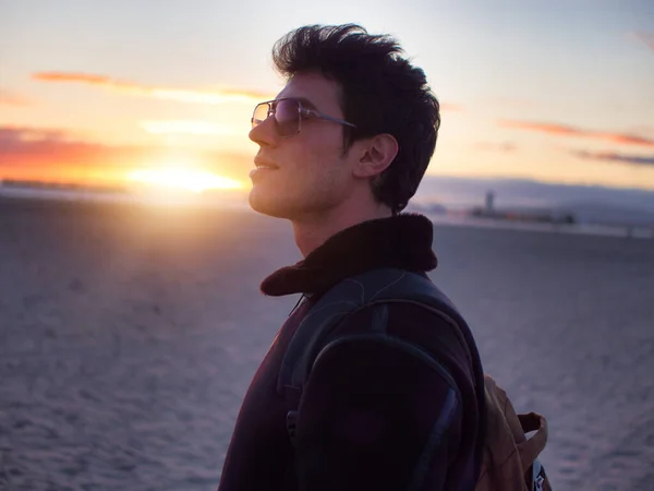 Przystojny Młody Mężczyzna Plaży Zachodzie Słońca Kalifornii Widok Boku Odwracając — Zdjęcie stockowe
