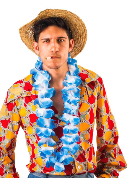 カラフルな服を着た若い男性 首の周りの花の庭とカメラと喫煙の共同を見てわら帽子 — ストック写真