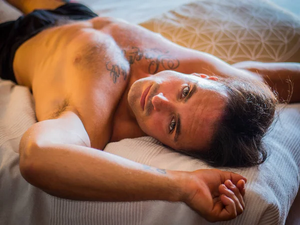 Yatak Odasında Yatağında Tek Başına Yatan Gömleksiz Erkek Model Baştan — Stok fotoğraf