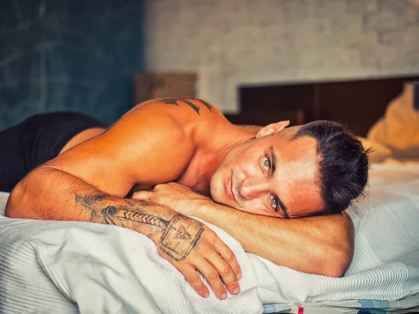 Shirtless Man Model Liggen Alleen Zijn Bed Zijn Slaapkamer Kijken — Stockfoto