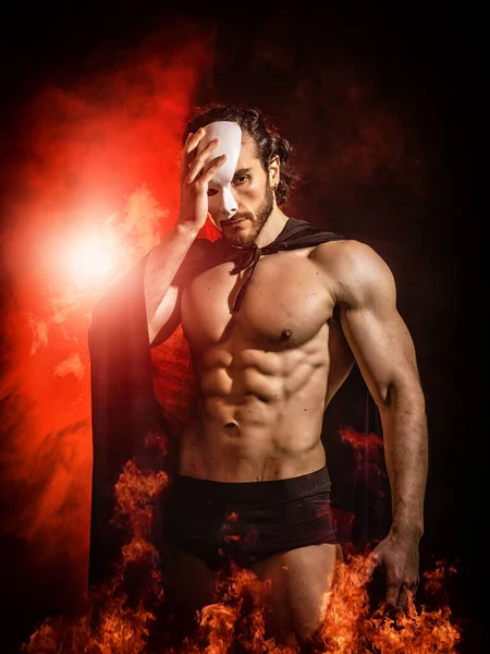 Shirtless Muscular Masculino Com Tronco Manto Cuecas Escuridão Entre Fogo — Fotografia de Stock