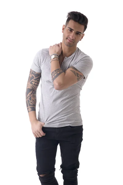 Bonito Jovem Tatuado Vestindo Camiseta Cinza Isolado Contra Fundo Branco — Fotografia de Stock