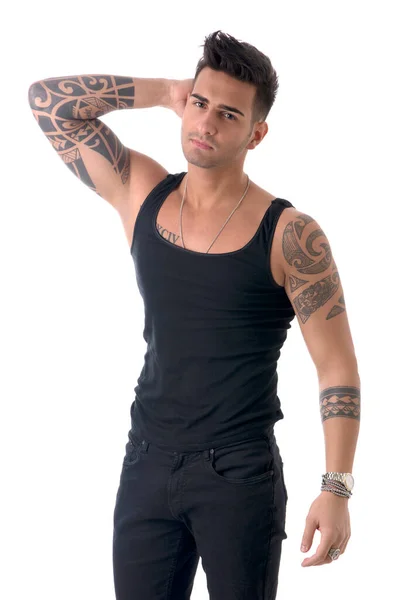 Guapo Hombre Joven Tatuado Con Camiseta Negra Pie Aislado Sobre —  Fotos de Stock