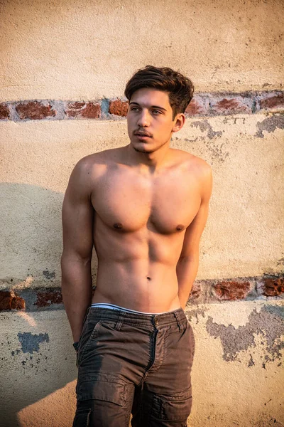 Атлетичный Молодой Человек Рубашки Джинсах Перед Бетонной Стеной Снаружи Скрещенными — стоковое фото
