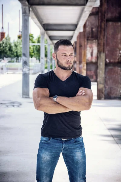 Hübscher Muskulöser Athletischer Mann Tagsüber Stadtpark Schwarzes Shirt Die Arme — Stockfoto