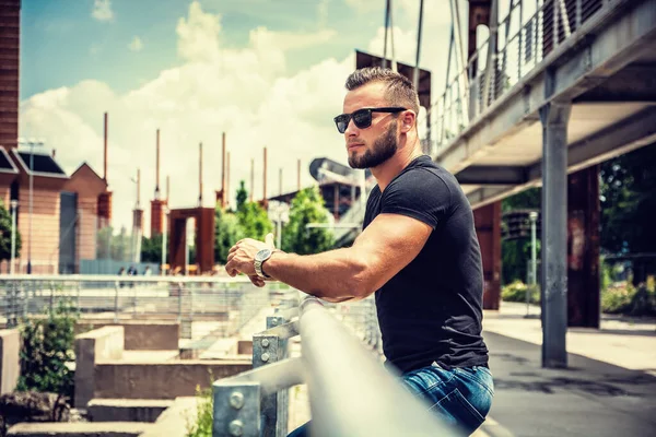 Hübscher Muskulöser Athletischer Mann Tagsüber Stadtpark Trägt Schwarzes Shirt — Stockfoto