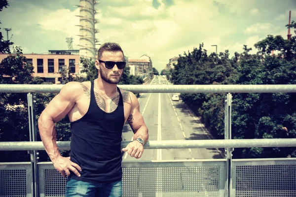 Hübscher Muskulöser Athletischer Mann Tagsüber Stadtpark Über Einer Straße Mit — Stockfoto
