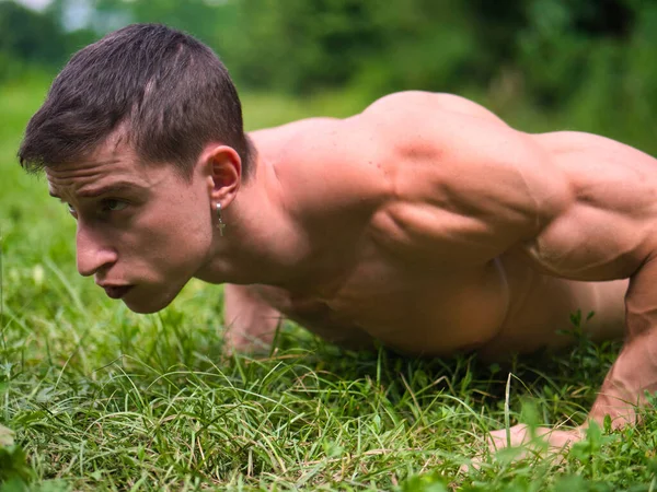 Close Topless Young Sportsman Doing Exercise Pecs Summer Park — Stock Photo, Image