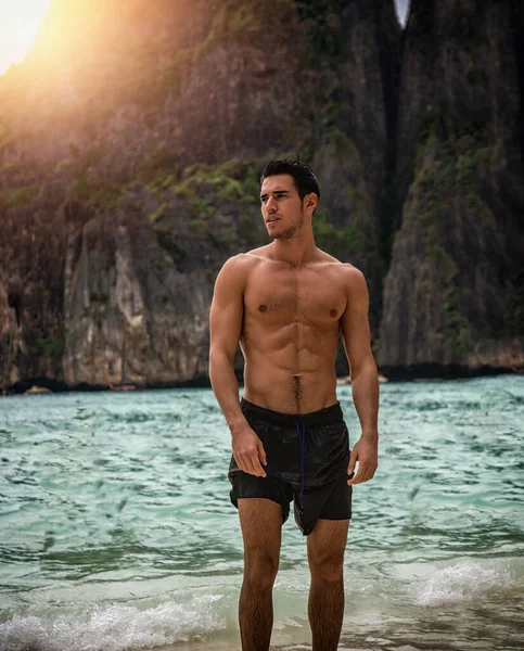 在泰国普吉岛的一个海滩上 年轻迷人的男子穿着短裤 穿着紧身衣 肌肉丰满 毫无魅力可言 — 图库照片