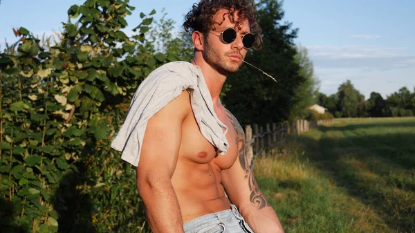 Handsome Muscular Shirtless Hunk Man Outdoor Country Standing Grass Showing — Stock Photo, Image