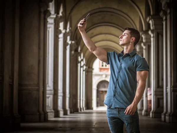 Beau Jeune Homme Plein Air Prenant Des Photos Selfie Avec — Photo