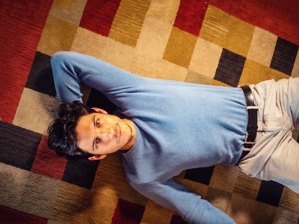 Cooler Dunkelhaariger Gutaussehender Junger Mann Liegt Auf Dem Boden Über — Stockfoto