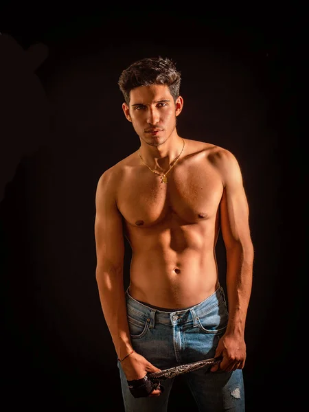 Schöner Muskulöser Hemdloser Junger Mann Der Selbstbewusst Vor Der Kamera — Stockfoto
