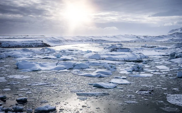 Холодная Морская Вода Плескается Ледяного Берега Прекрасный Зимний Вечер Исландии — стоковое фото