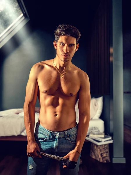 Sexy Przystojny Młody Mężczyzna Stojąc Bez Koszuli Jego Sypialnia Pod — Zdjęcie stockowe