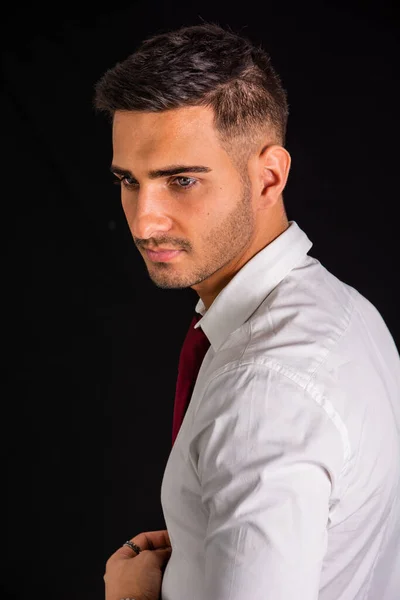Fešák Elegantní Mladý Muž Profil Oblekem Košile Kravata Izolované Černém — Stock fotografie