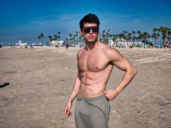 Hezký Mladý Muž Stojící Pláži Bez Trička Boxerských Trenýrkách Ukazující — Stock fotografie