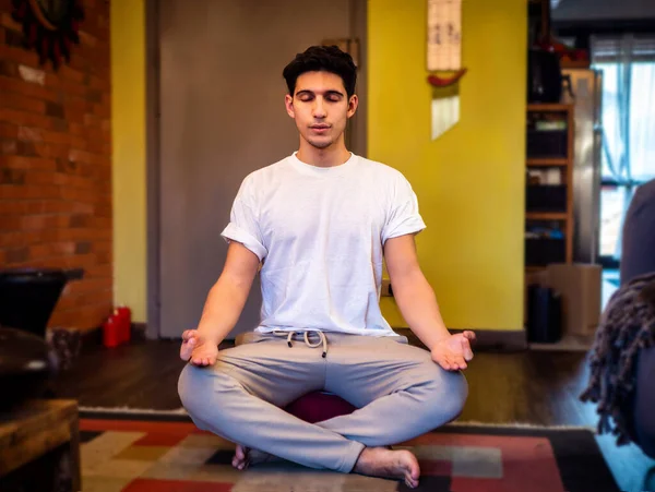 Junger Attraktiver Mann Meditiert Auf Dem Boden Sitzt Mit Geschlossenen — Stockfoto
