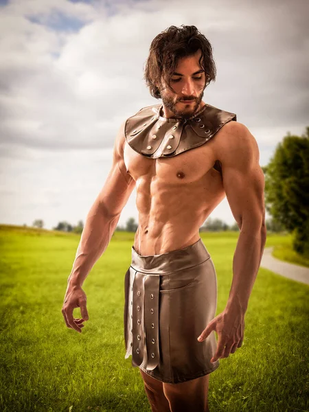 Jonge Knappe Gespierde Man Poseren Shirtloos Roman Spartaans Gladiator Kostuum — Stockfoto