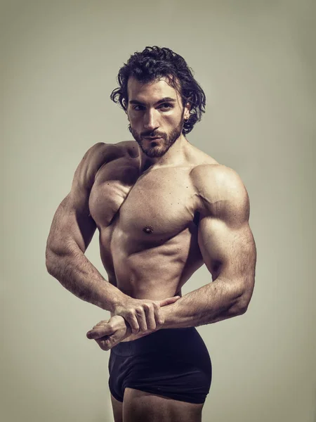 Schöner Männlicher Bodybuilder Klassischer Bodybuilding Pose Mit Blick Auf Die — Stockfoto